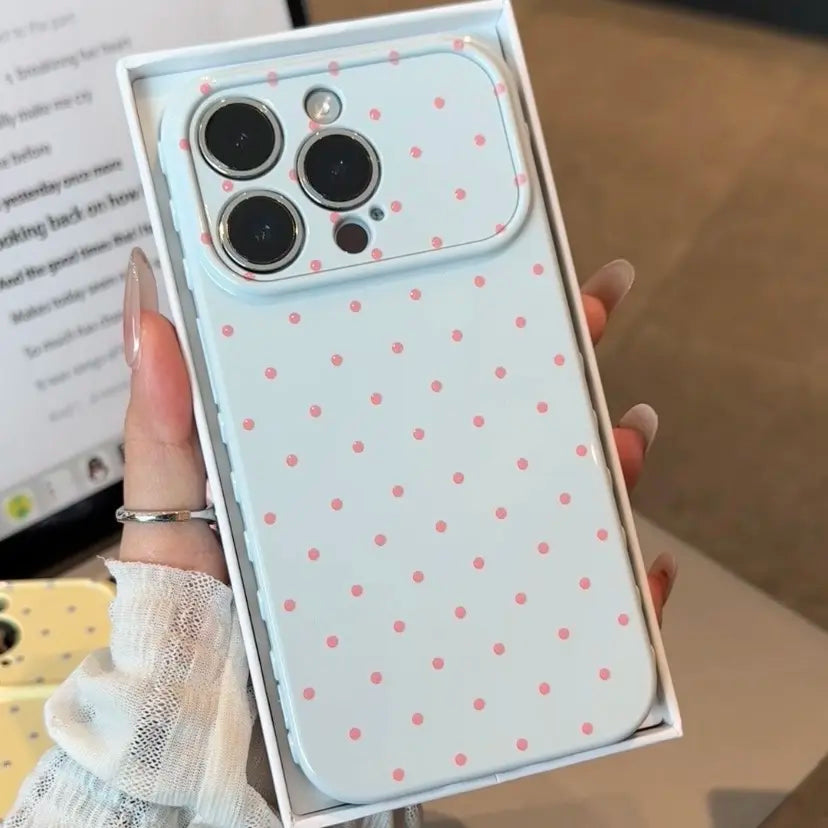 Polka‑Dot Heart‑Border Phone Case Made of Premium Glossy Soft Tpu‑Pc Composite Material. the Smooth Skin‑Friendly Surface Resists Fingerprints and Delivers a Silky Non‑Slip Grip. Exquisite Embossed Heart Patterns on Side Borders Add Sweet Detail